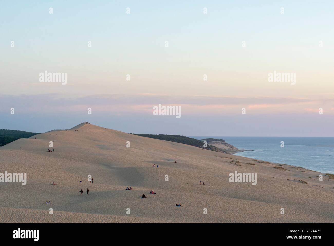 Coucher de soleil sur la Dune du Pilat. Pyla-sur-Mer, Landes, France. La dune de Pilat est la plus haute dune de sable d'Europe Banque D'Images