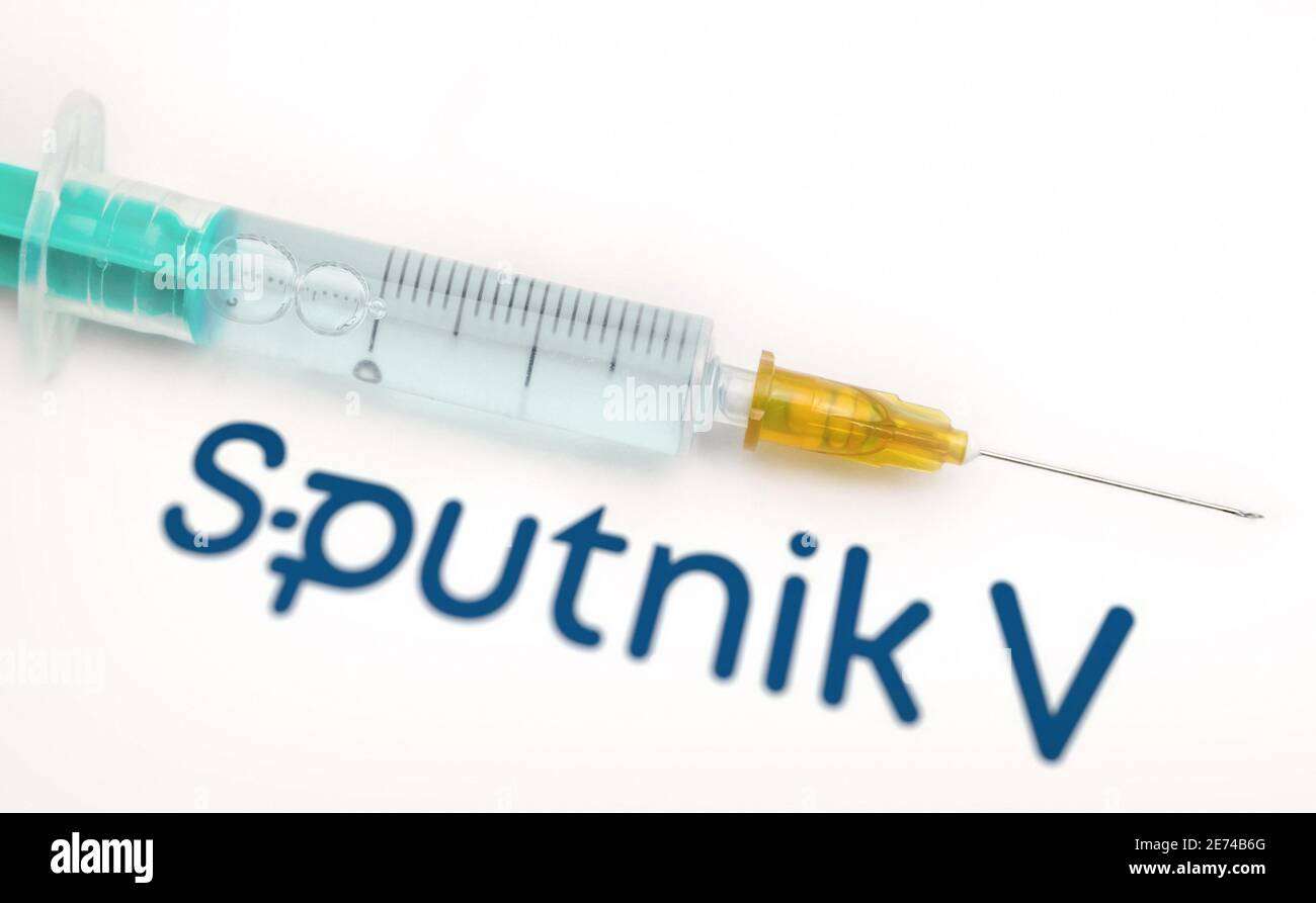 Vienne Autriche Jan.29 2021, seringue contre logo Spoutnik V flou, Spoutnik est le vaccin russe Covid19 développé par l'Institut Gamaleya Banque D'Images
