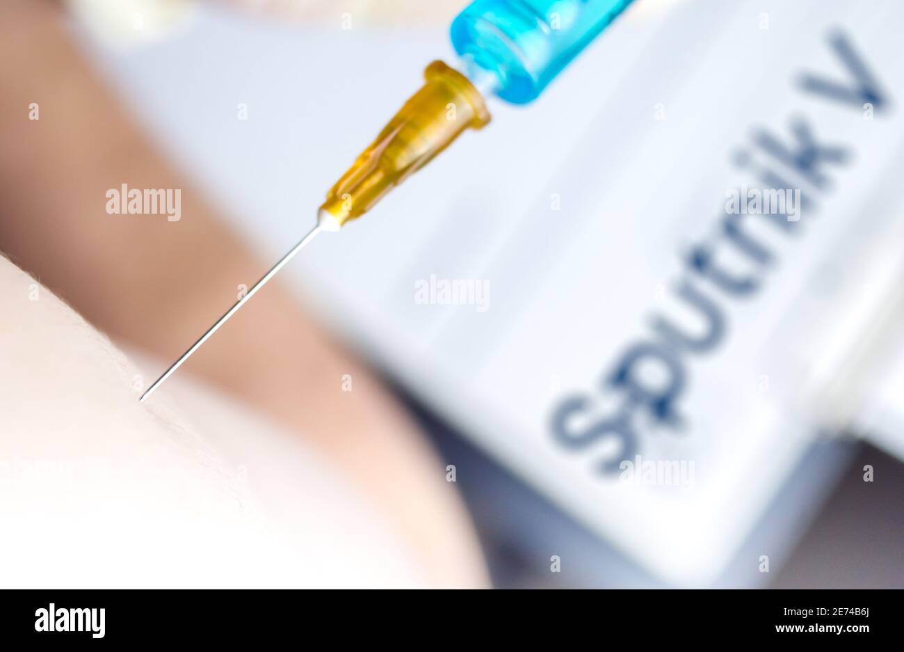 Vienne Autriche Jan.29 2021, gros plan de la personne qui obtient le vaccin contre le logo flou Spoutnik V, Spoutnik est le vaccin russe Covid19 développé par le Banque D'Images