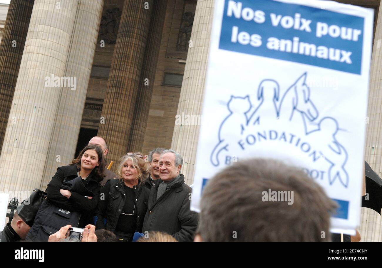 Brigitte Bardot, actrice française et célèbre militante des droits des animaux, et Jean Tiberi, ancien maire de Paris, assistent à une manifestation sur les droits des animaux qui s'est tenue devant le Panthéon à Paris, en France, le 24 mars 2007. Photo de Nicolas Khayat/ABACAPRESS.COM Banque D'Images