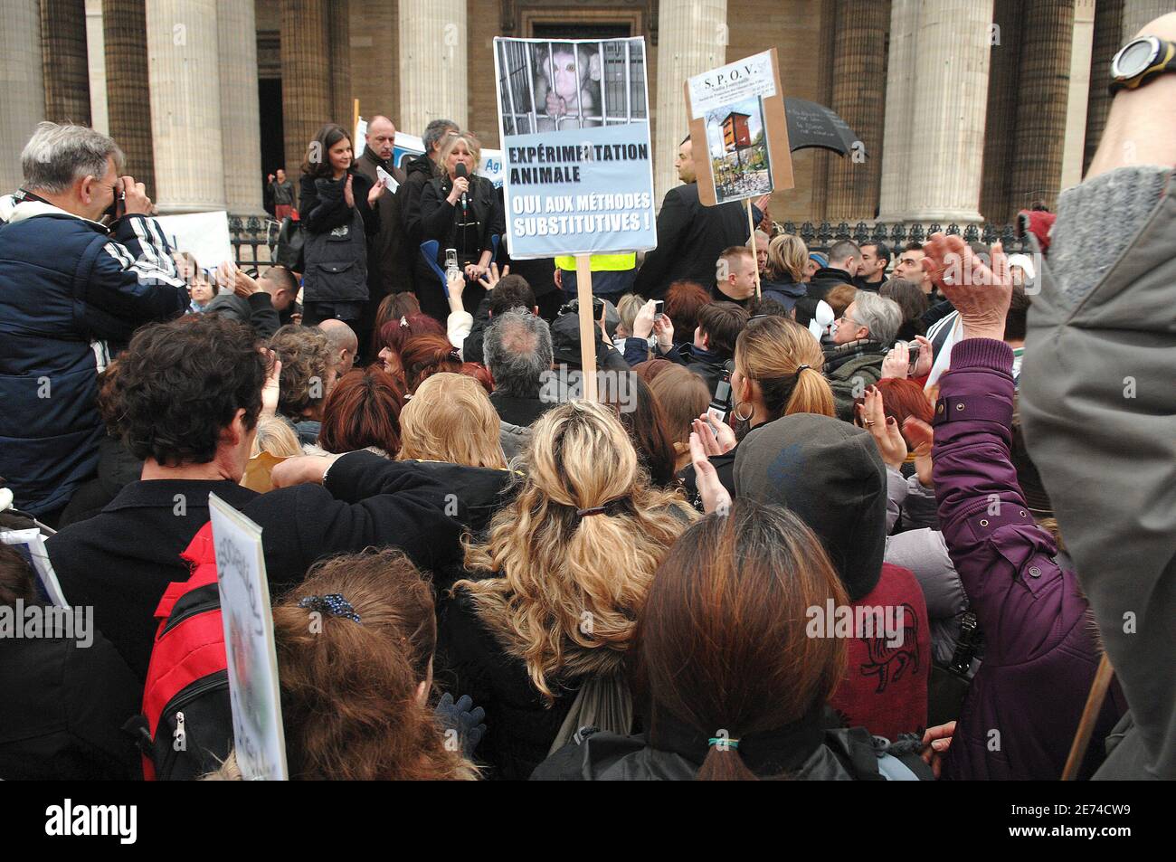 Brigitte Bardot, actrice française et célèbre militante des droits des animaux, assiste à une manifestation sur les droits des animaux qui s'est tenue devant le Panthéon à Paris, en France, le 24 mars 2007. Photo de Nicolas Khayat/ABACAPRESS.COM Banque D'Images