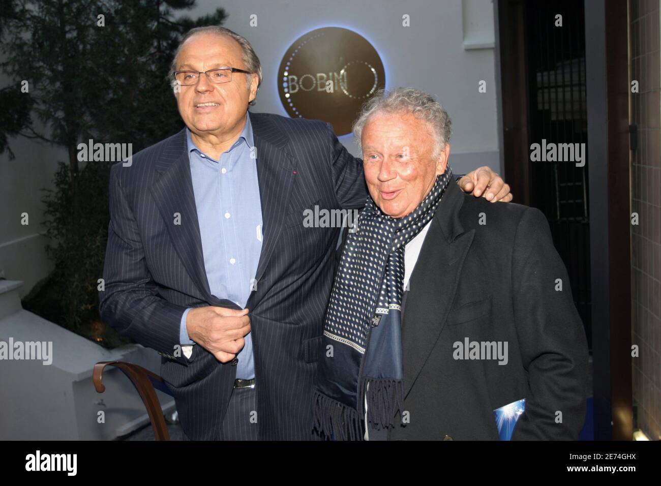 Propriétaire de 'Bobino' Gerard Louvin et Philippe Bouvard assistent à la fête de réouverture du célèbre cabaret 'Bobino' à Paris, France, le 26 mars 2007. Photo de Benoit Pinguet/ABACAPRESS.COM Banque D'Images