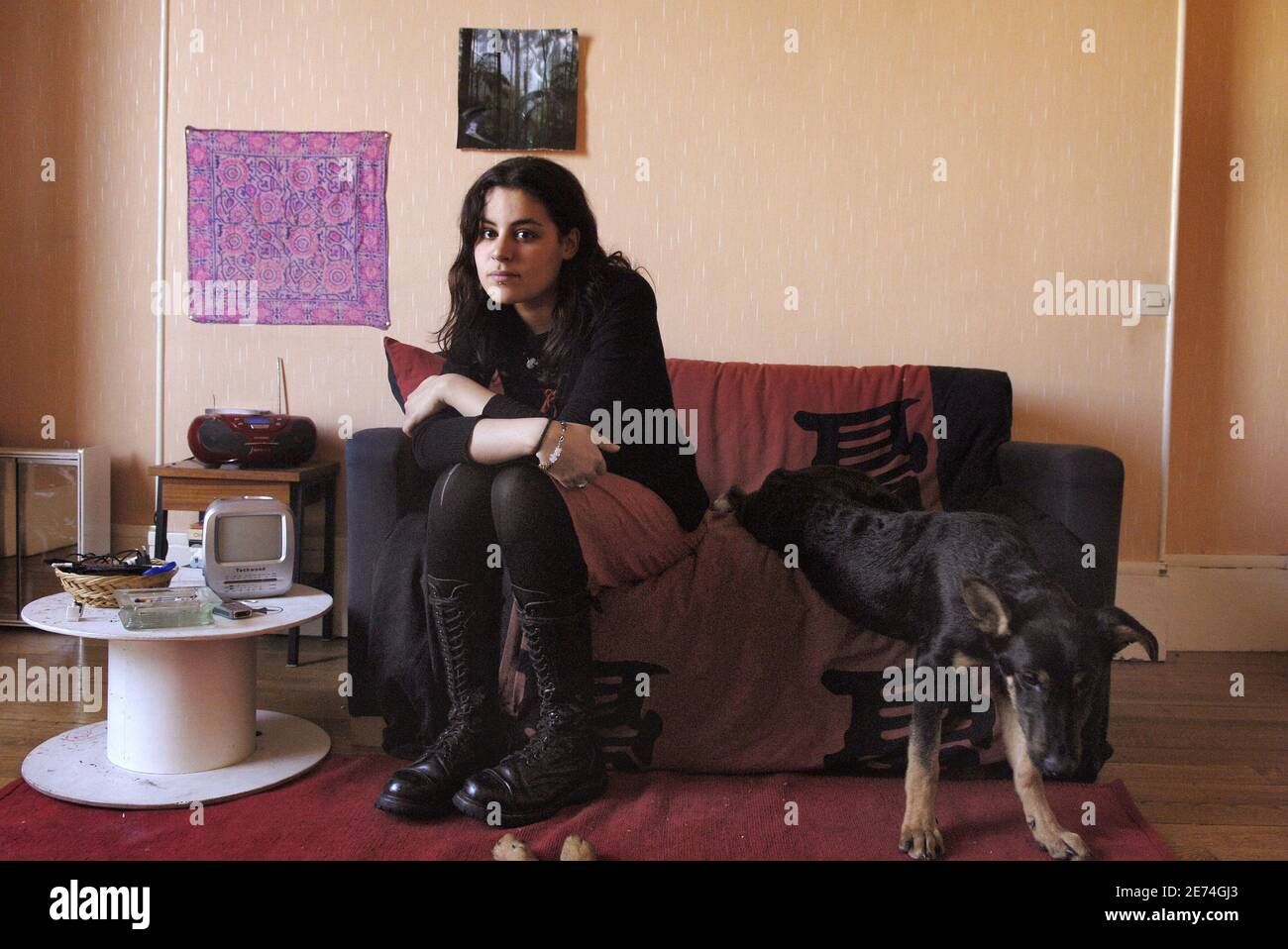 EXCLUSIF. Claudia, 19 ans, sans abri, membre de l'association française "les enfants de Don Quichotte" pose dans sa chambre du centre social Bvd Saint-Jacques, Paris, France, le 26 mars 2007. Elle était la petite amie de l'homme de 20 ans, Louis, qui est décédé par surdose de drogues dans la nuit du 15 mars 2007. Ils ont installé une tente le long du canal Saint-Martin avec d'autres maisons pour protester contre l'absence de logements populaires en France. Photo de Jules Motte/ABACAPRESS.COM Banque D'Images