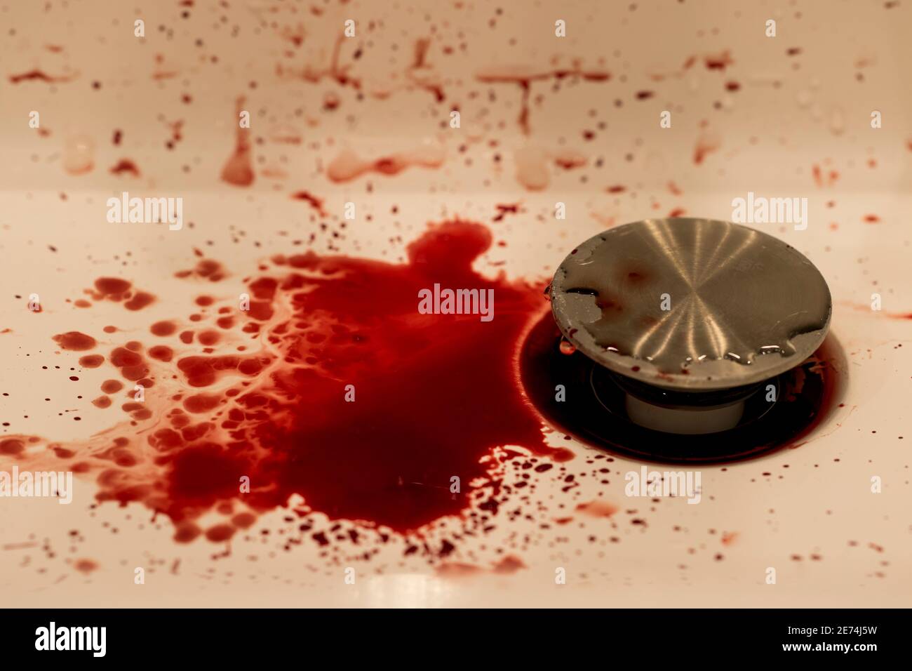Taches de sang scène de crime de sang humain ADN de sang gros plan. Scène de crime près de la piscine de sang humain. Banque D'Images