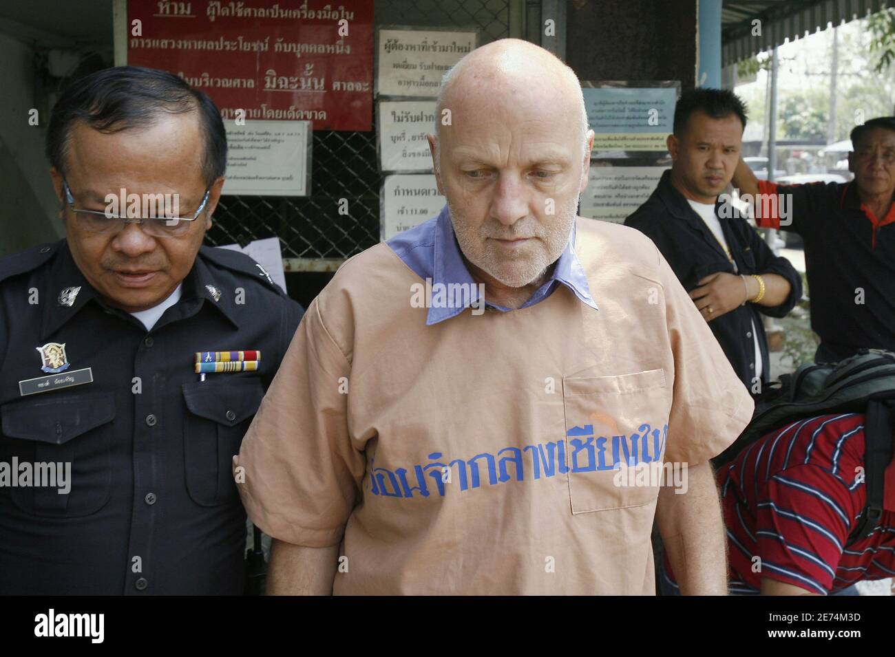 Oliver Jufer, 57 ans, arrive enchaîné au tribunal de Chiang Mai, en Thaïlande, le 29 mars 2007. Le citoyen suisse avait plaidé coupable à cinq chefs d'accusation de lèse majeste, le crime d'offenser la dignité d'un souverain, pour avoir détourné plusieurs portraits du roi Bhumibol Adulyadej avec de la peinture en aérosol. Il avait dû faire face à 75 ans de prison, mais le tribunal l'a condamné à 20 ans, puis à la moitié du mandat parce que Jufer l'avait avoué. Photo de Patrick Durand/ABACAPRESS.COM Banque D'Images