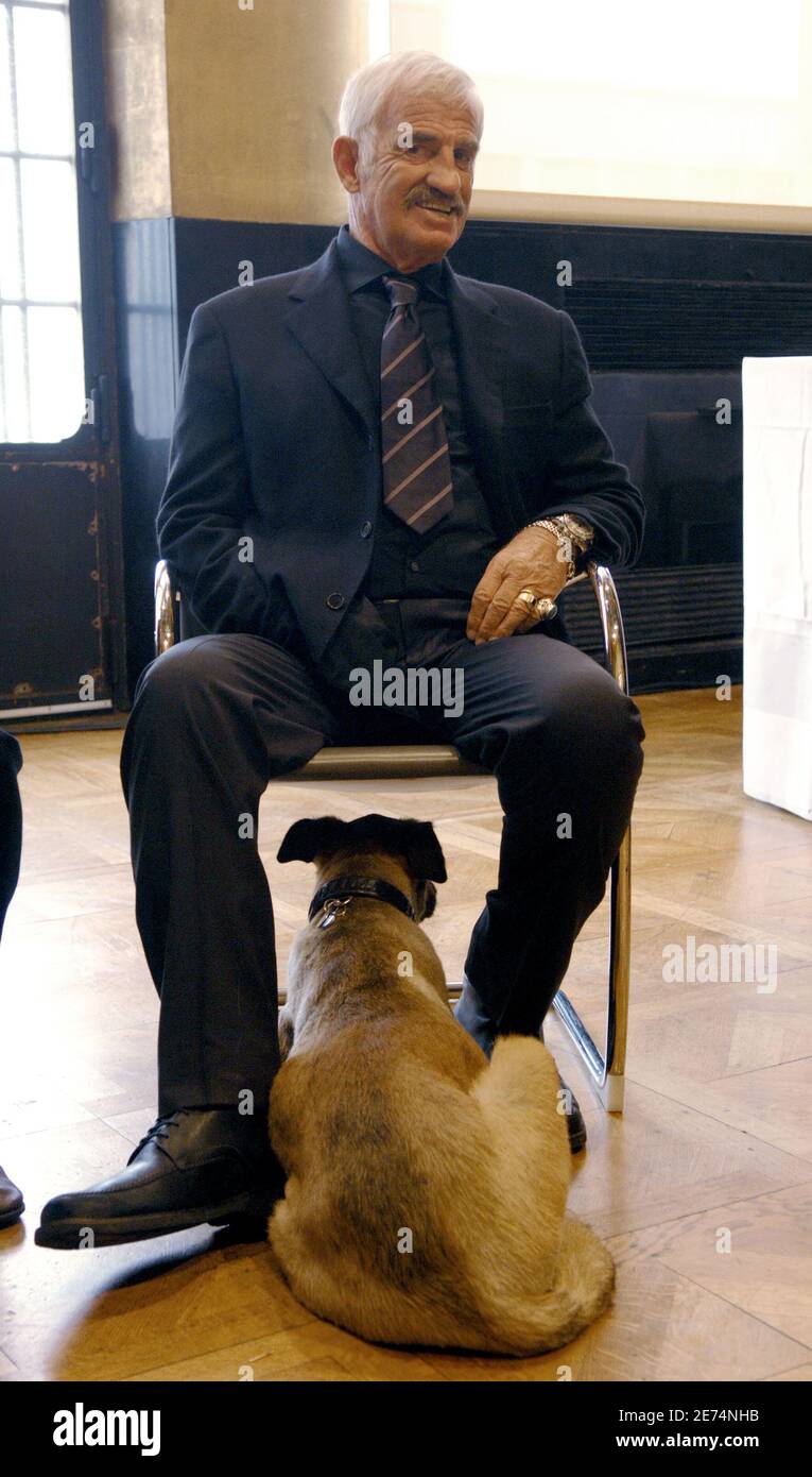 Jean-Paul Belmondo et son chien Corail photographiés lors d'une cérémonie  tenue à l'hôtel de ville de Boulogne-Billancourt (banlieue de Paris), le 30  mars 2007. Les frères Belmondo ont annoncé qu'ils donnaient leur