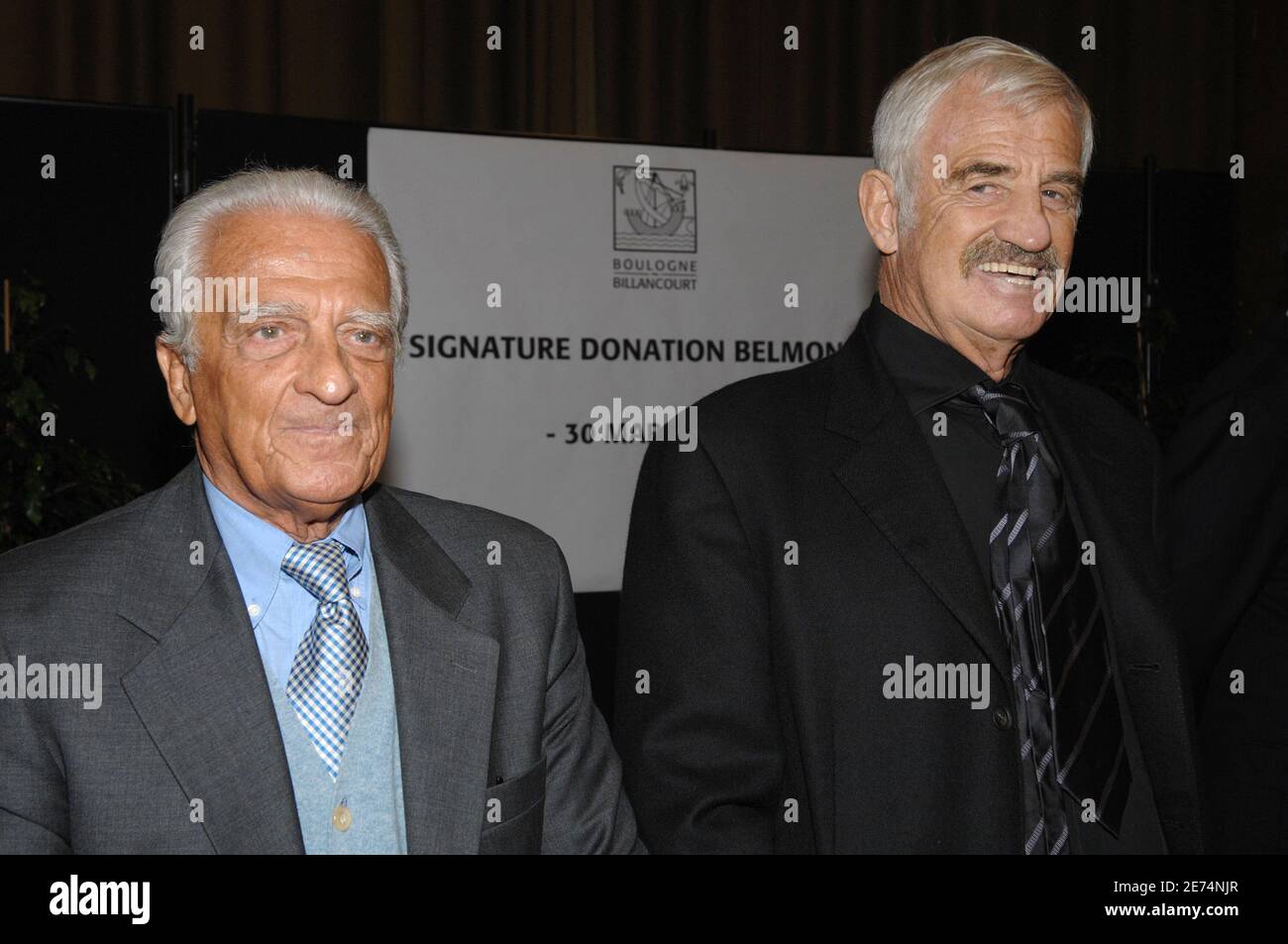 Jean-Paul Belmondo et son frère Alain Belmondo se posent ensemble lors  d'une cérémonie tenue à l'hôtel de ville de Boulogne-Billancourt (banlieue  parisienne), le 30 mars 2007. Les frères Belmondo ont annoncé qu'ils