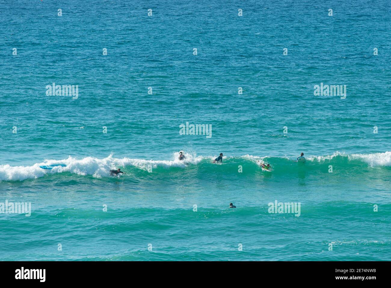 Les surfeurs surfent sur les vagues de l'océan Atlantique à Biscarrosse, Nouvelle-Aquitaine, France, Europe. Biscarrosse plage est un endroit de surf célèbre Banque D'Images