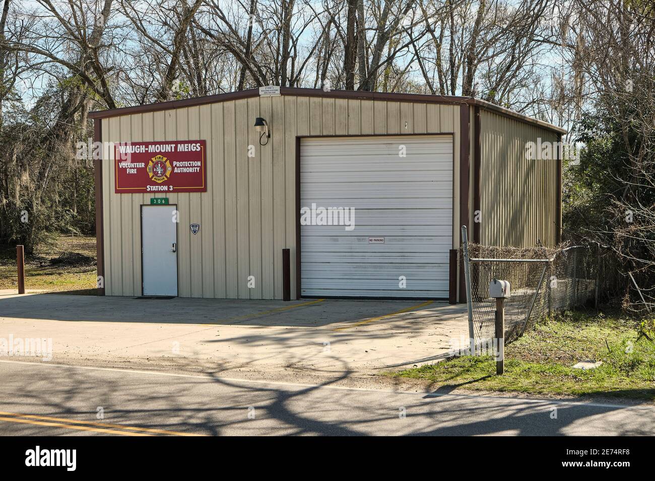 Caserne de pompiers volontaires, bâtiment extérieur ou petite caserne de pompiers dans les zones rurales de l'Alabama, aux États-Unis. Banque D'Images