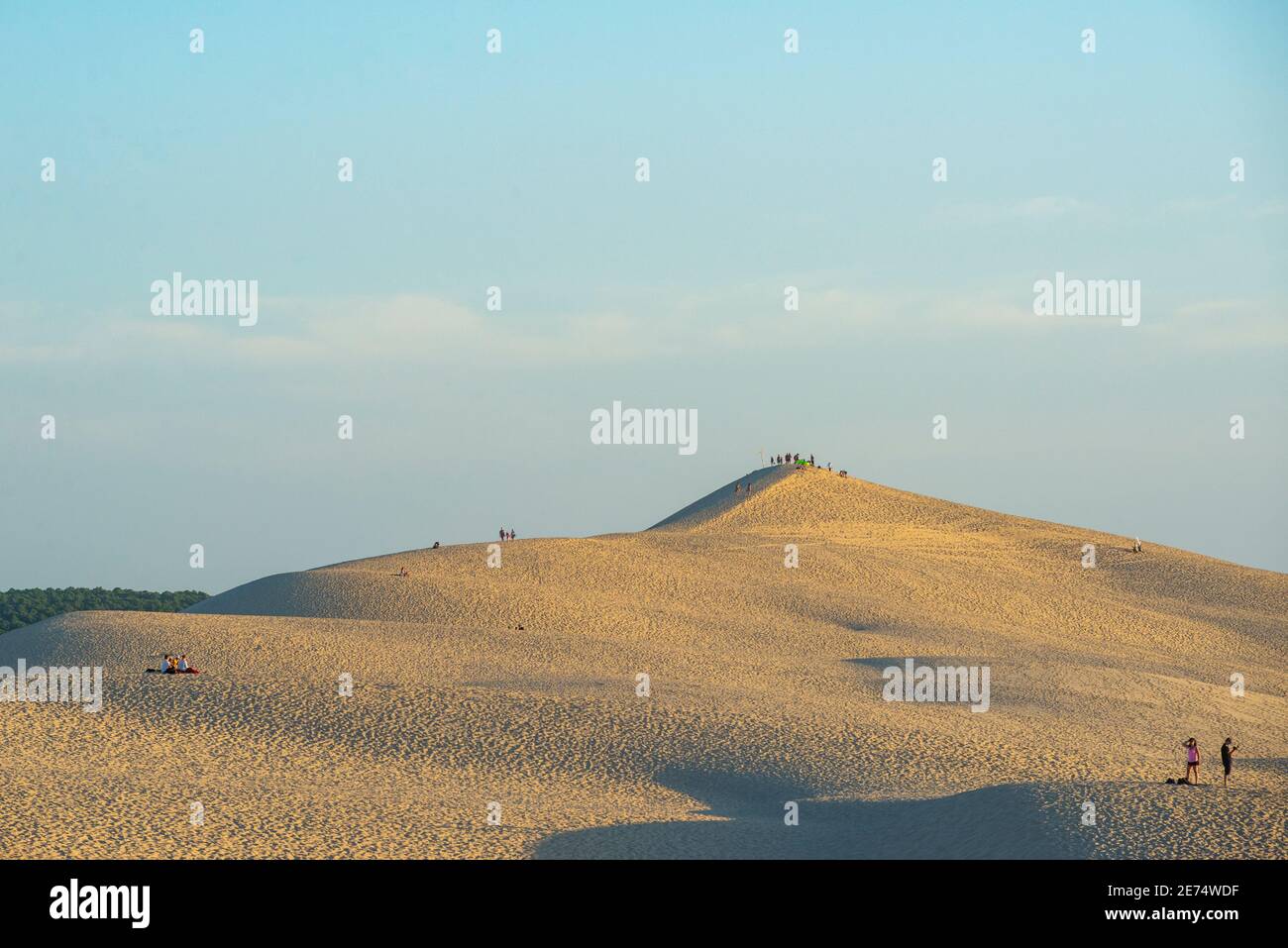Coucher de soleil sur la Dune du Pilat. Pyla-sur-Mer, Landes, France. La dune de Pilat est la plus haute dune de sable d'Europe Banque D'Images