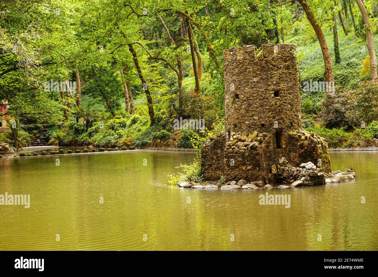 Lac avec une petite tour castel. Sintra Portugal Banque D'Images