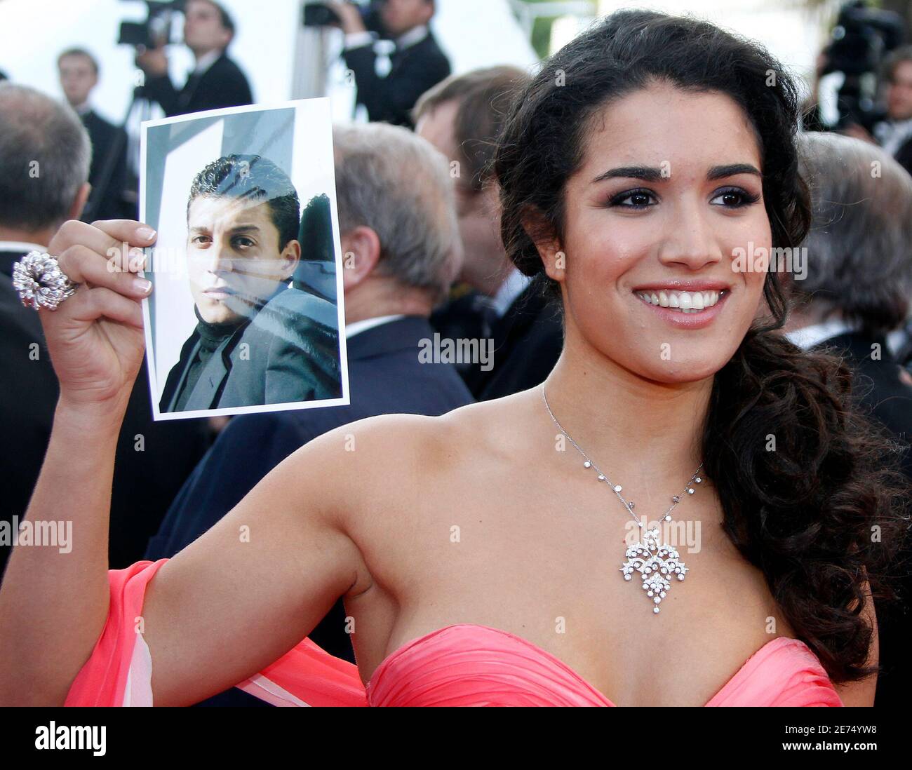 Sabrina Ouazani Yasmine Belmadi Sabrina Ouazani, membre du casting, a une photo de Yasmine Belmadi, un  acteur décédé dans un accident de la route en 2009, arrive sur le tapis  rouge pour la projection du film