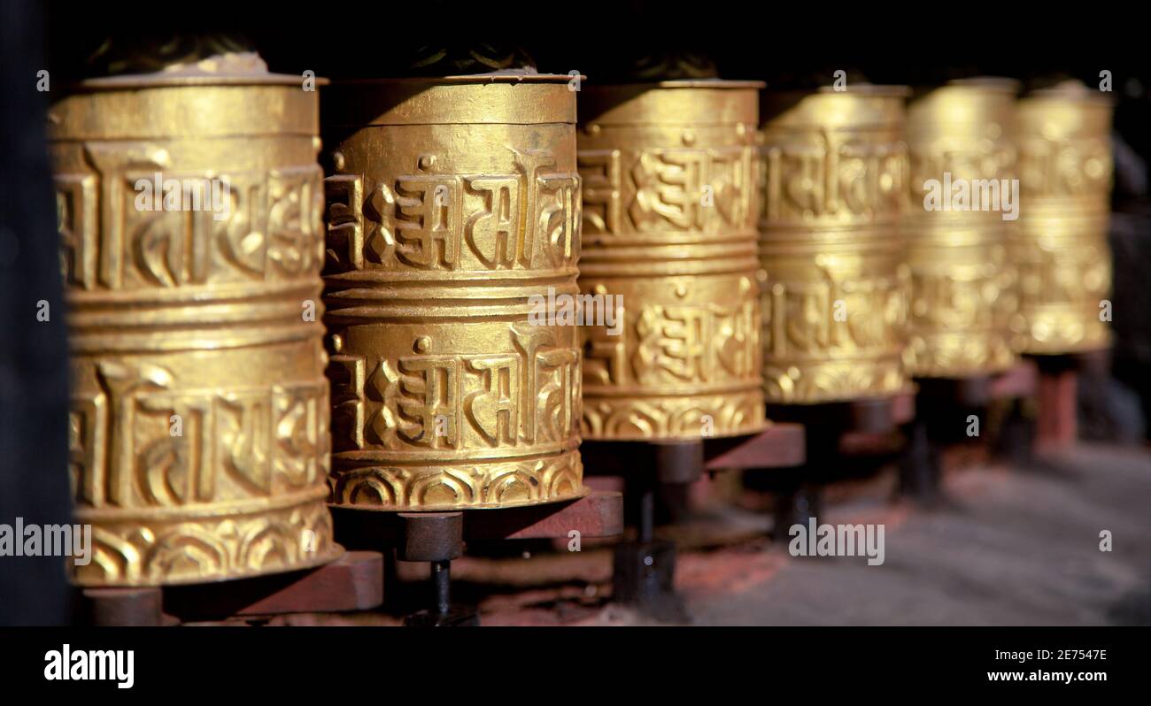 roues de prière bouddhistes d'or, Népal, bouddhisme tibétain Banque D'Images