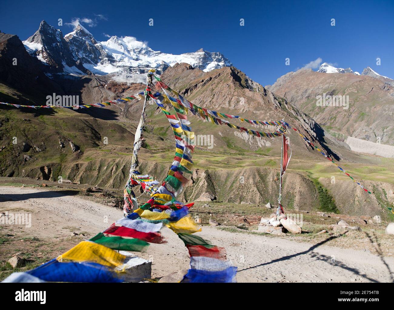 Vue de la gamme Nun Kun avec drapeaux de prière bouddhistes - Montagnes de l'himalaya - Zanskar range - Ladakh - Jammu Et Cachemire - Inde Banque D'Images