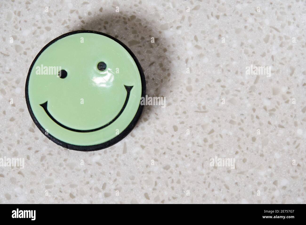 Un palet de hockey souriant comme un concept de joie dans le sport. Symbole et concept de la Journée internationale du bonheur Banque D'Images