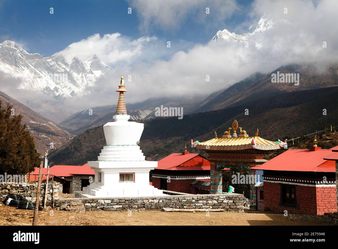 Stupa, Ama Dablam, Lhotse et le sommet de l'Everest de Tengboche - chemin vers le camp de base d'Everesr - vallée de Khumbu - Népal Banque D'Images