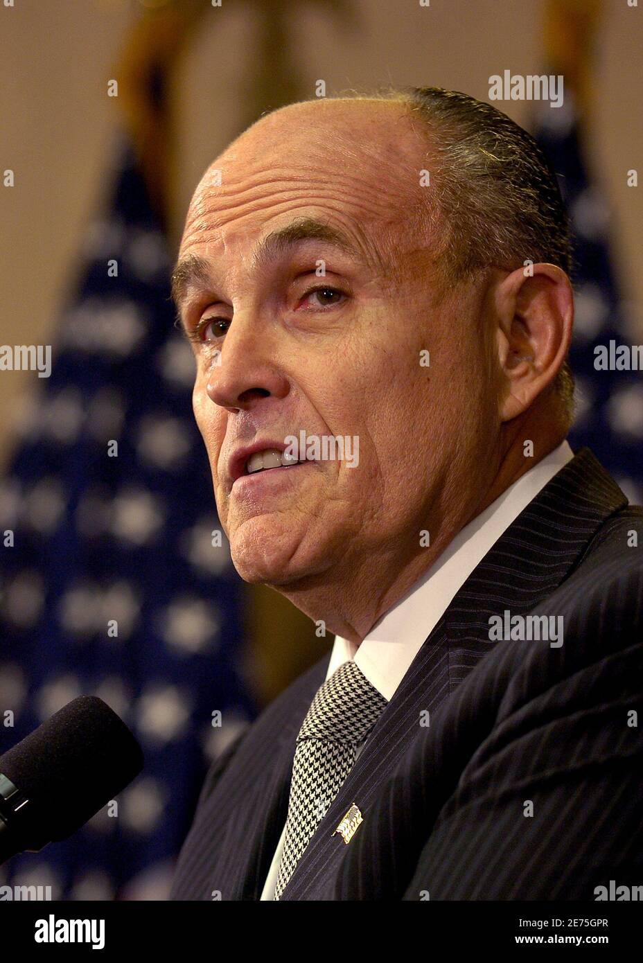 Le candidat républicain à la présidence et ancien maire de New York, Rudy Giuliani, fait des remarques lors d'une conférence de presse au cours de laquelle le leader évangélique chrétien Pat Robertson a approuvé la campagne de Giuliani à Washington, le 7 novembre 2007. REUTERS/Mike Theiler (ÉTATS-UNIS) Banque D'Images