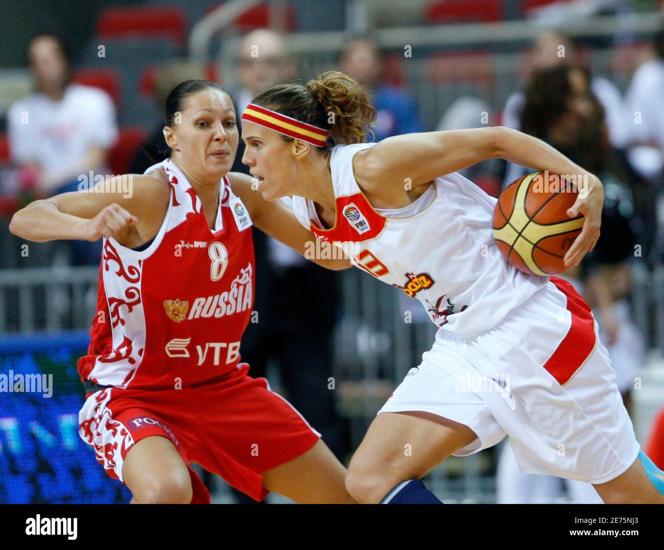 Amaya Valdemoro (R) d'Espagne dribbles devant la Russie Marina Karpunina  lors de leur match de demi-finale de championnat européen de basket-ball  féminin à Riga le 19 juin 2009. REUTERS/Ints Kalnins (BASKETBALL SPORTIF