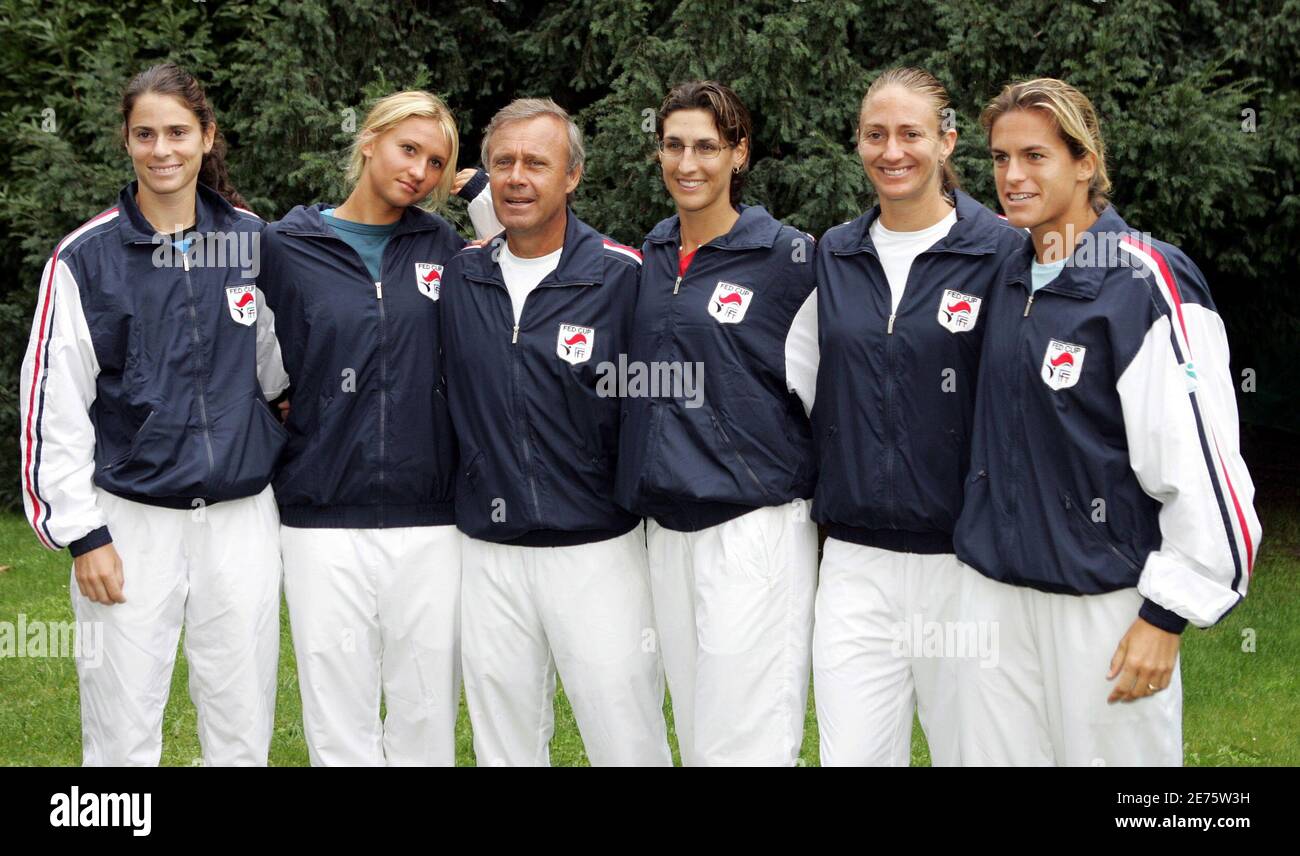 L'équipe de tennis féminine de France se pose à Paris à la veille des  finales de la Fed Cup contre la Russie au stade Roland Garros le 16  septembre 2005. (G-D) Nathalie