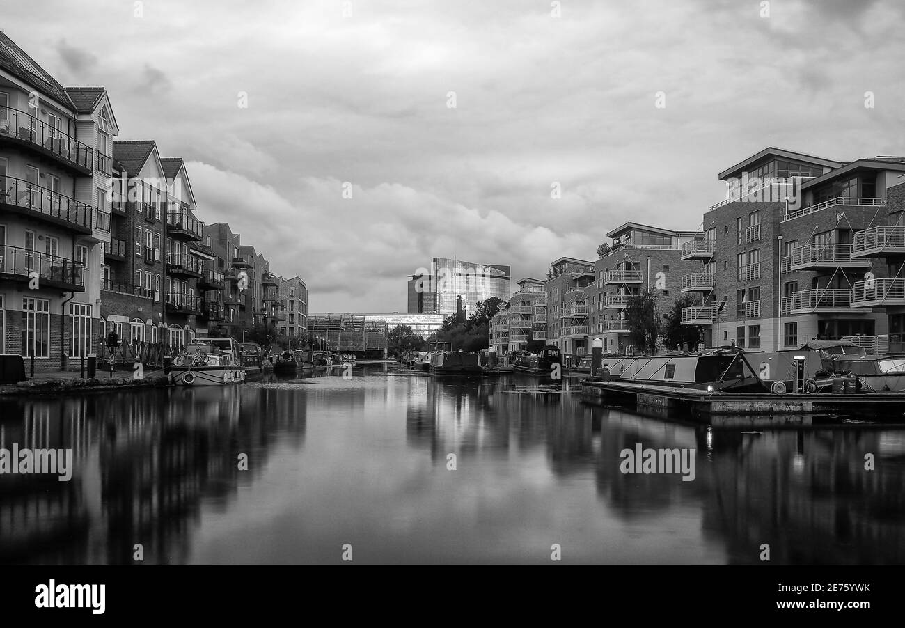 Brentford Lock, vue sur le canal ouest, noir et blanc Banque D'Images