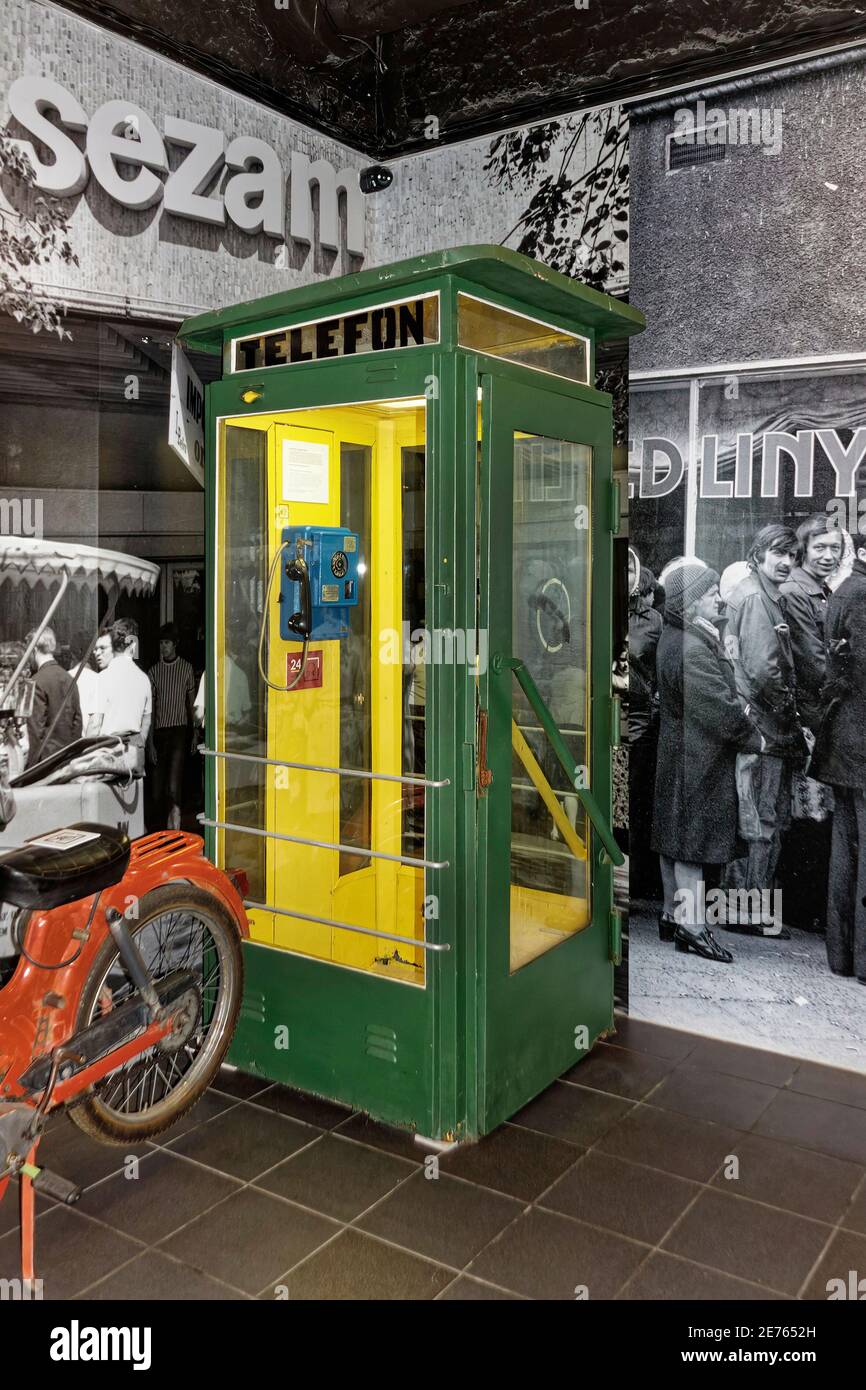 Varsovie, Pologne - 14 janvier 2021. Stand téléphonique de l'ère communiste exposé au Musée de la vie sous le communisme à Varsovie. Banque D'Images