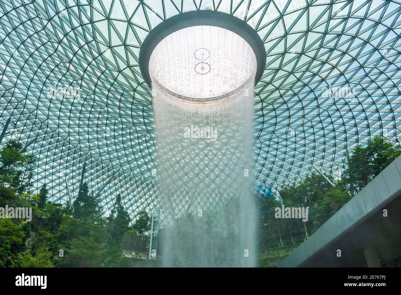 SINGAPOUR, 27 SEPTEMBRE 2019 : la plus grande cascade intérieure au monde à l'aéroport Jewel Changi Banque D'Images