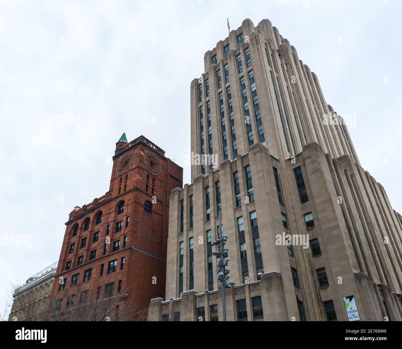 Montréal, Québec, Canada - le 2 janvier 2020 : l'immeuble d'assurance-vie de New York, à gauche, et l'édifice Aldred, à droite, deux immeubles à bureaux, place Banque D'Images