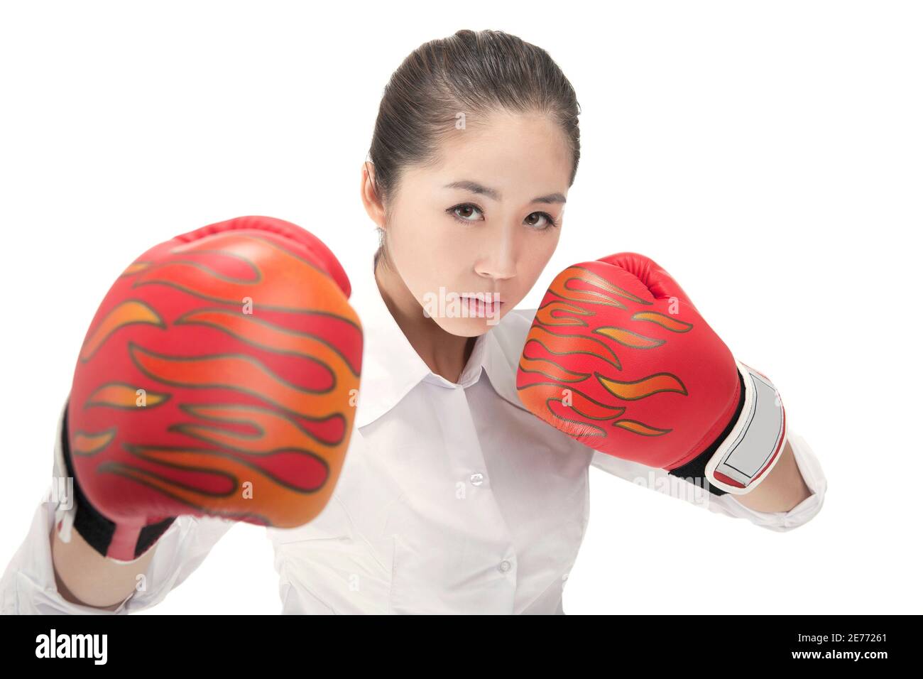 Femme d'affaires avec gants de boxe photo de haute qualité Banque D'Images