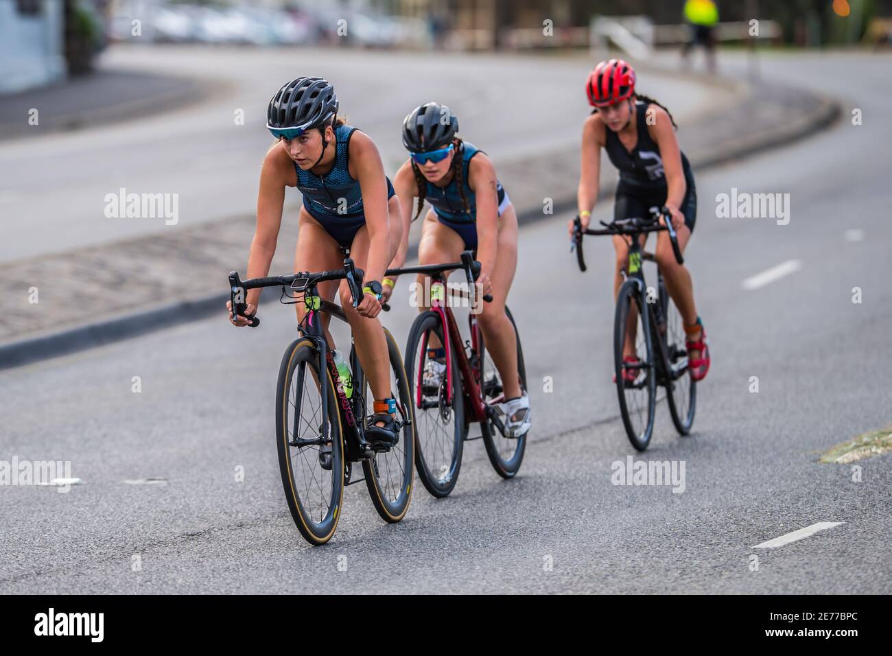 Melbourne, Australie. 17 janvier 2021. Le trio Elite pour femmes, Matilda Vilder, Bec Henderson et Remy Kenyon, qui s'affronte lors d'une course sur route lors de la série 2021 de triathlon 2XU, course 1 à la plage de St Kilda. Crédit : SOPA Images Limited/Alamy Live News Banque D'Images