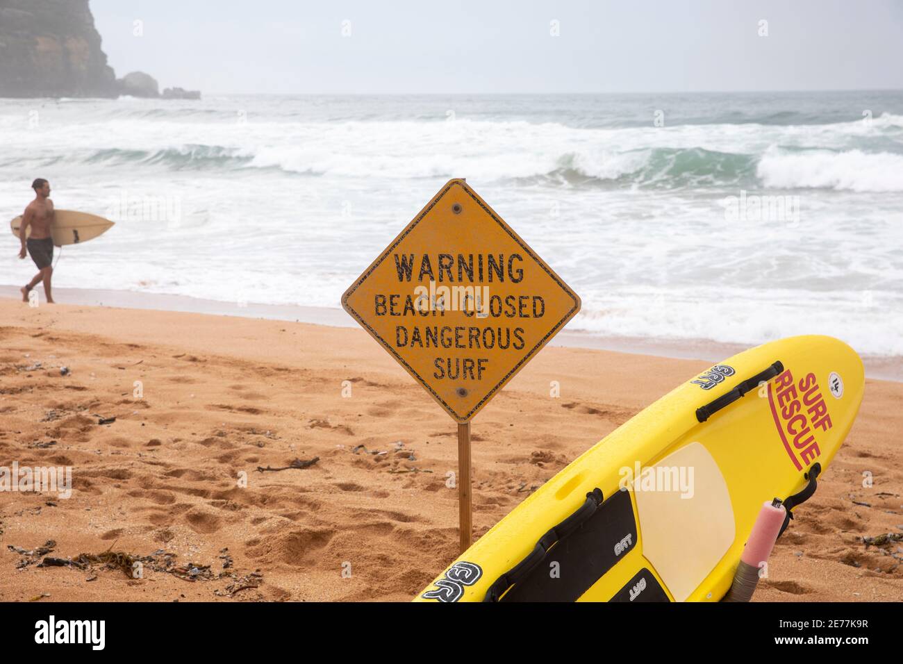 Avertissement Beach fermé surf dangereux Avalon Beach à Sydney on Un gris humide et couvert jour d'été, Sydney, Australie Banque D'Images