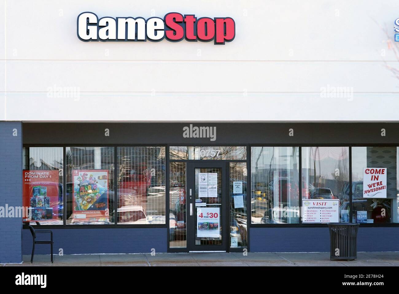 Sunset Hills, États-Unis. 29 janvier 2021. Un magasin Game Stop est calme juste avant l'ouverture pour affaires à Sunset Hills, Missouri, le vendredi 29 janvier 2021. Le stock Game Stop est instable car les investisseurs ont placé des Paris sur les médias sociaux que le stock chuterait. Beaucoup étaient convaincus d'acheter autant de stock Game Stop que possible pour faire monter le cours des actions. La semaine dernière, le stock Game Stop a augmenté de plus de 300 pour cent. Photo par Bill Greenblatt/UPI crédit: UPI/Alay Live News Banque D'Images