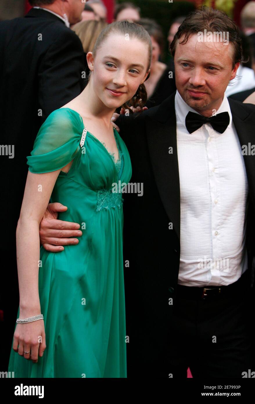 Saoirse Ronan (L), la meilleure actrice de soutien, habillée en Alberta  Ferretti et portant des bijoux de Kwiat, du film « Expiation » et de son  père Paul arrivent au 80e Academy