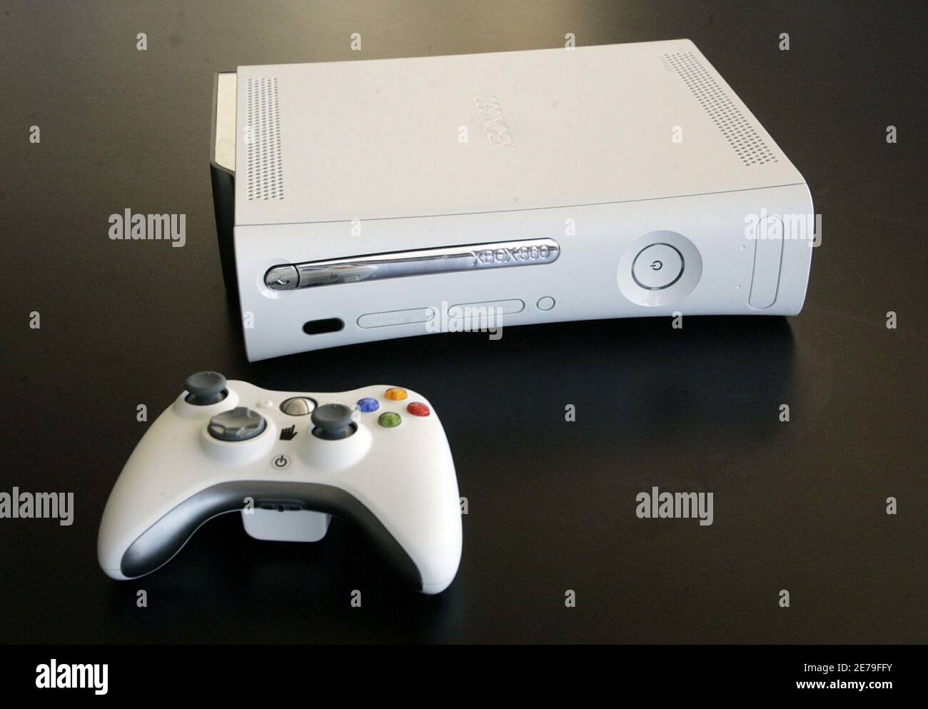 Microsoft Corp. Xbox 360 video game console and controller are pictured in  Los Angeles November 18, 2005. [Microsoft hopes to gain an advantage over  rivals Sony Corp. and Nintendo Co. Ltd.] by