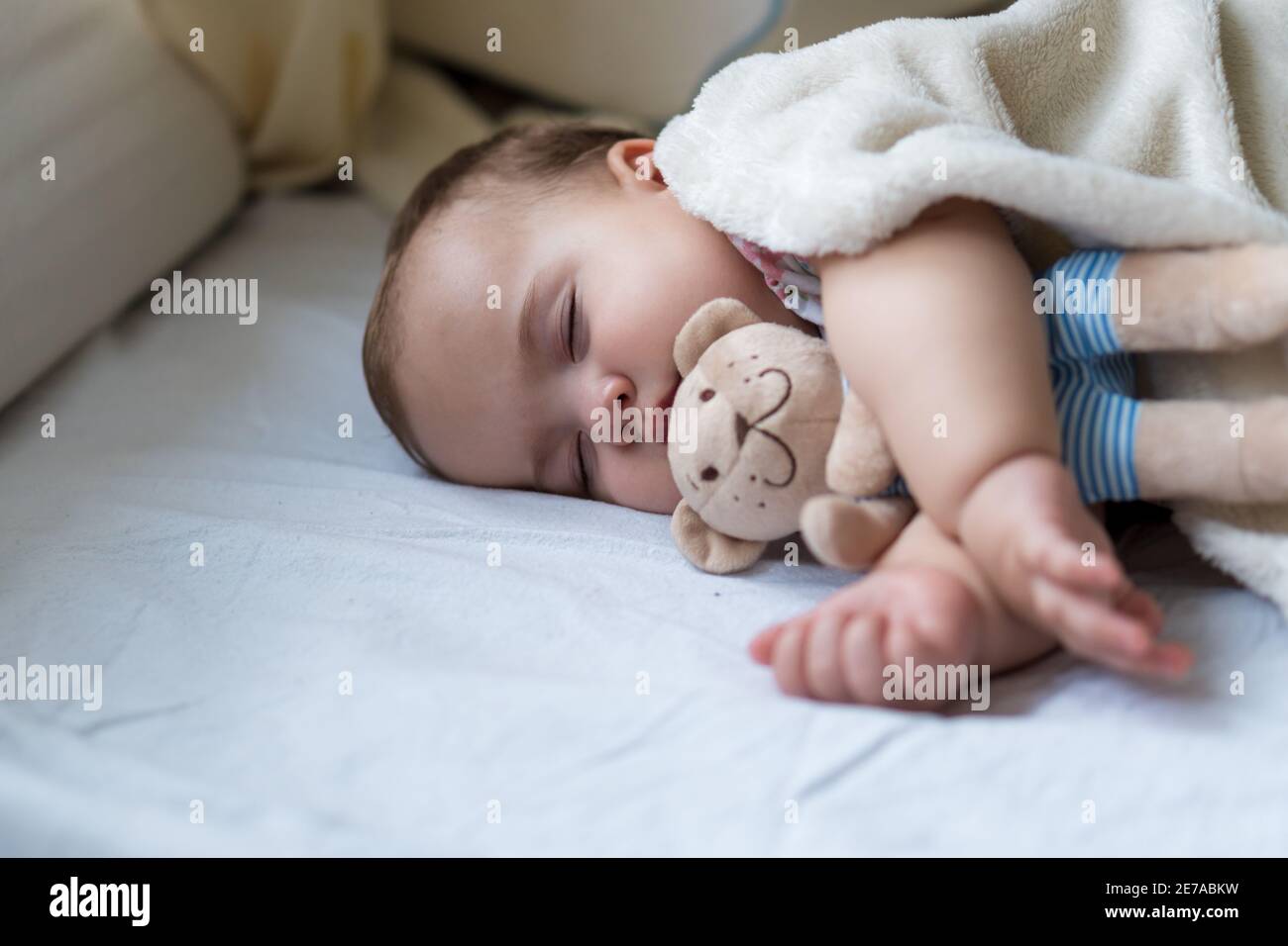 Concepts d'enfance, de soins, de maternité, de santé - Close up peu de paix  calme bébé bébé bébé bébé fille sommeil repos prendre la sieste profonde  ponte câlin ours teddy Photo Stock -