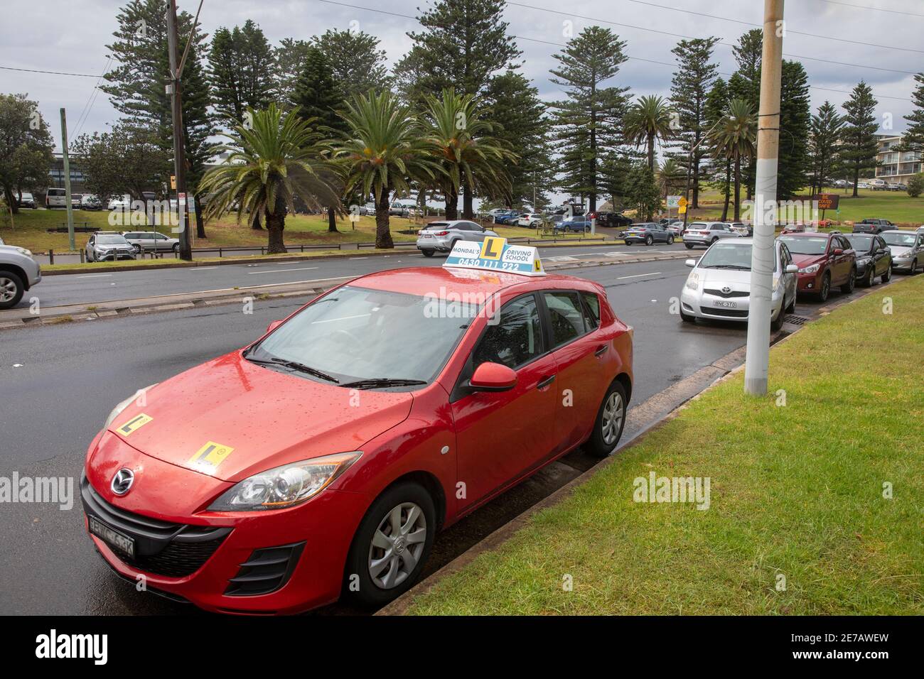 Véhicule des instructeurs de l'école de conduite de Sydney Australie pour enseigner la plaque L. les conducteurs apprenant comment conduire une voiture Banque D'Images