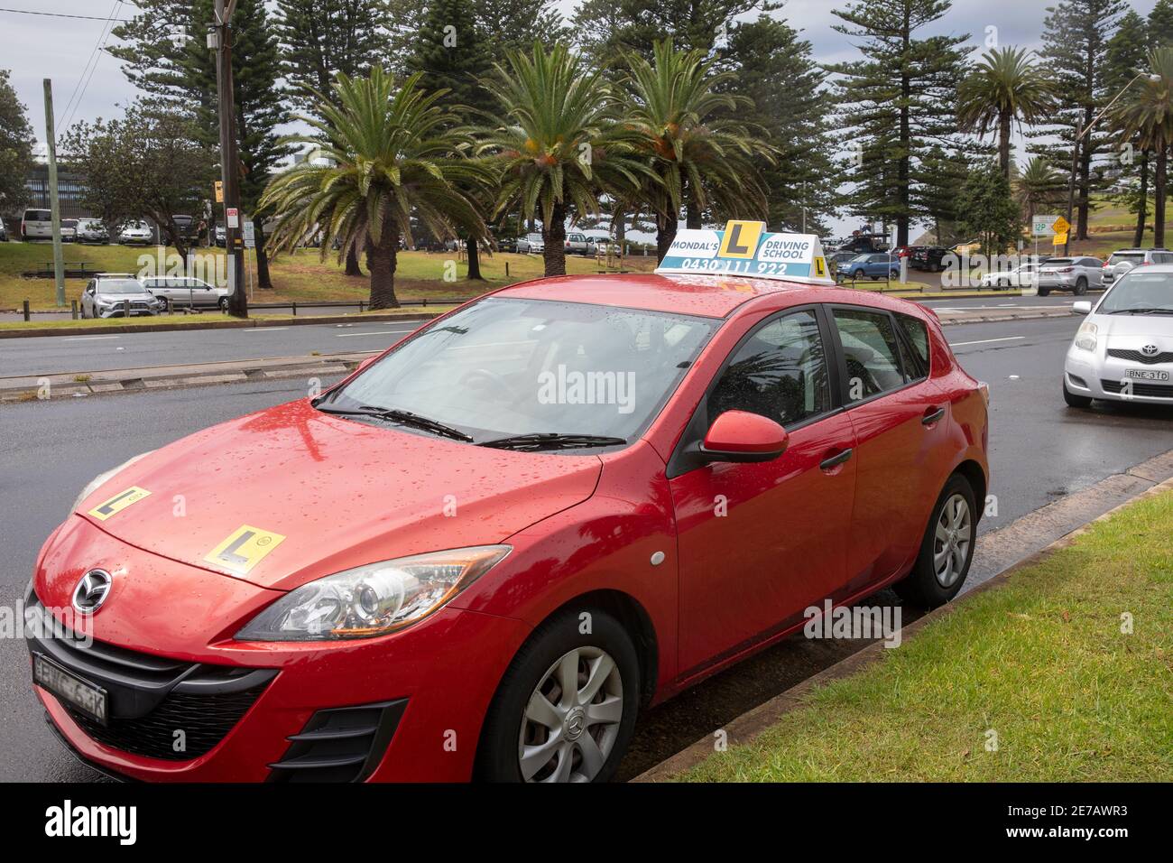 Véhicule des instructeurs de l'école de conduite de Sydney Australie pour enseigner la plaque L. les conducteurs apprenant comment conduire une voiture Banque D'Images