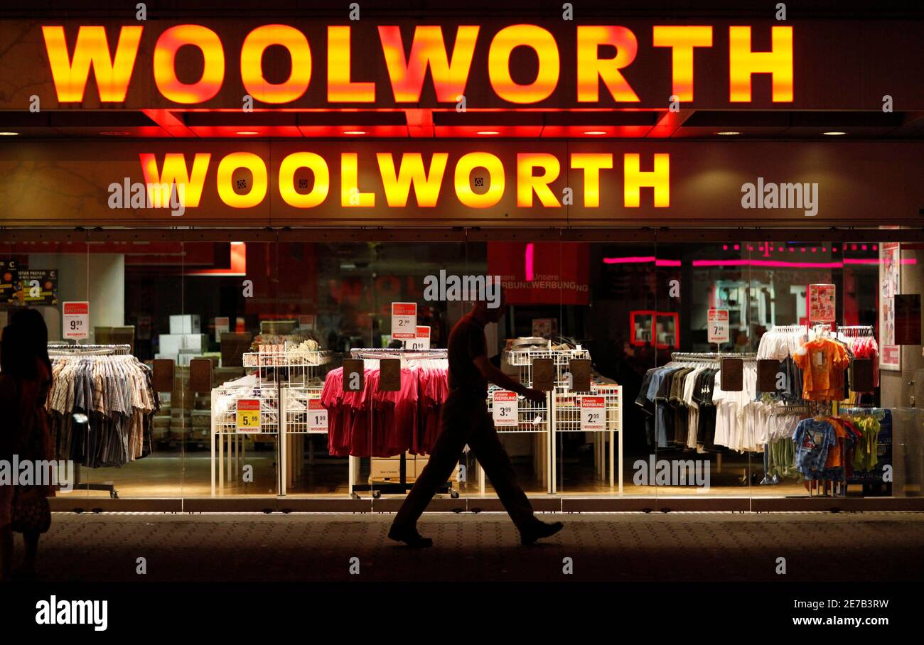 People pass a closed Woolworth shop in Frankfurt April 14, 2009. German  department store chain DWW Woolworth GmbH & Co, owned by British investor  Argyll Partners, filed for insolvency on Tuesday, a