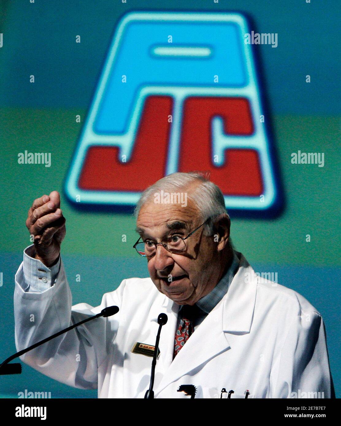 Jean Coutu, président du conseil d'administration du Groupe Jean Coutu,  fait des gestes lors de l'assemblée générale annuelle de l'entreprise à  Montréal dans ce fichier du 15 septembre 2005. Le Groupe Jean