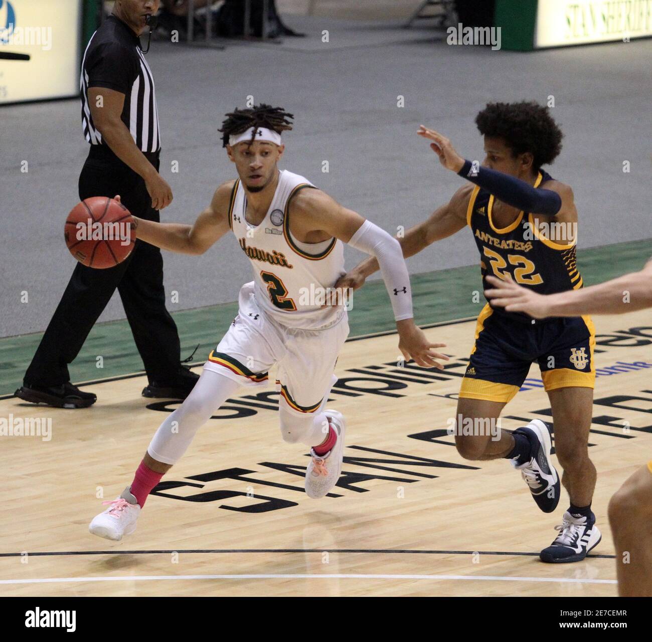 Honolulu, Hawaï. 29 janvier 2021 - les guerriers arc-en-ciel d'Hawaï garde Justin Webster #2 passe devant UC Irvine Anteaters garde DJ Davis #22 lors d'un match entre les guerriers arc-en-ciel d'Hawaï et les Anteaters d'Irvine d'UC à la Simplili Arena au Stan Sheriff Center à Honolulu, HI - Michael Sullivan/CSM crédit : CAL Sport Media/Alamy Live News Banque D'Images