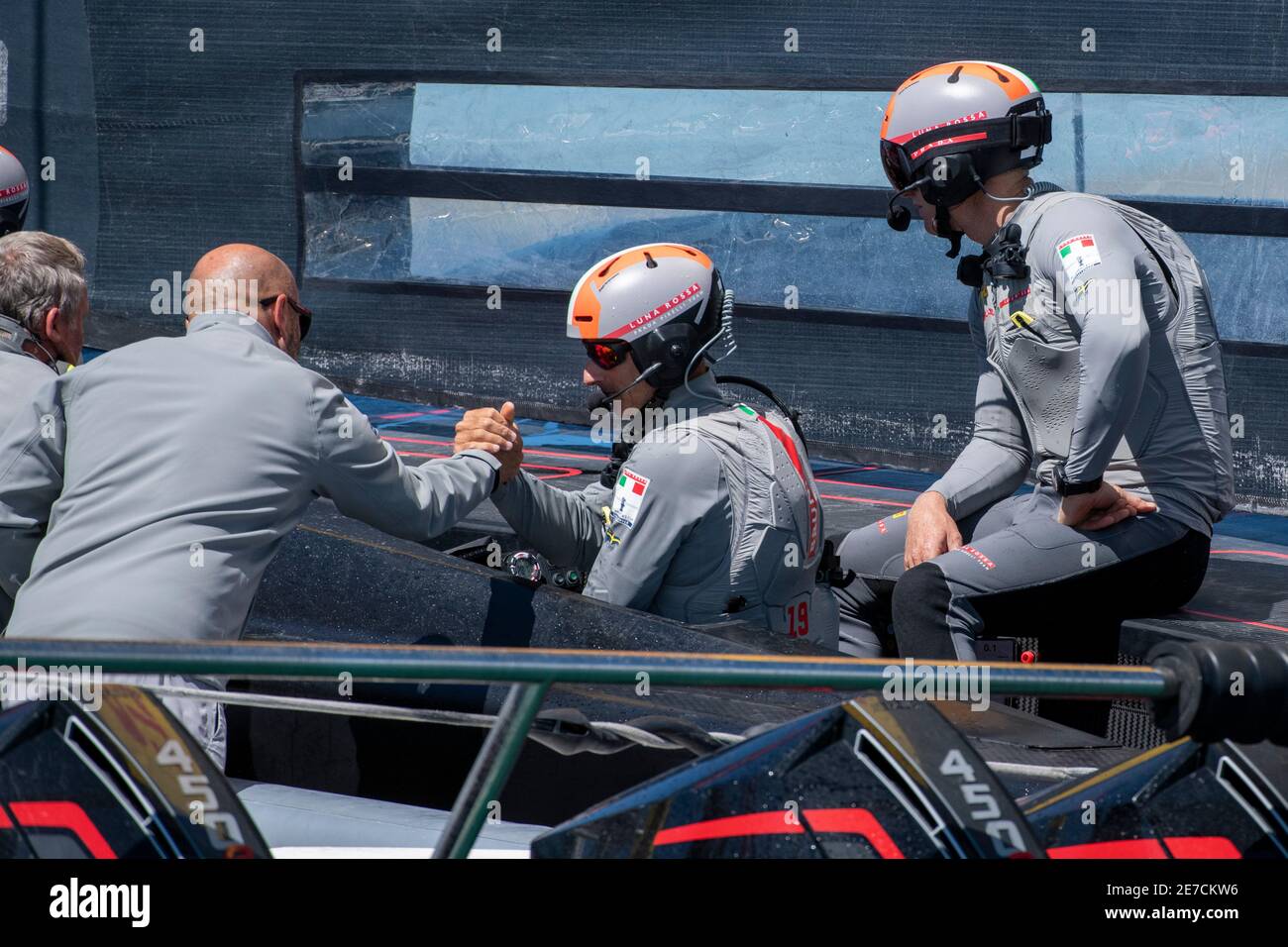 Auckland, Nouvelle-Zélande. 30 janvier 2021. Prada Cup demi-finales. Credit Chris Cameron / Alamy Live News. Max Sirena Félicitations aux hommes Francesco Bruni et Jimmy Spithill après que l'équipe Luna Rossa Prada Pirelli (ITA) a remporté la troisième course le deuxième jour des demi-finales de la coupe Prada. Crédit : Chris Cameron/Alay Live News Banque D'Images