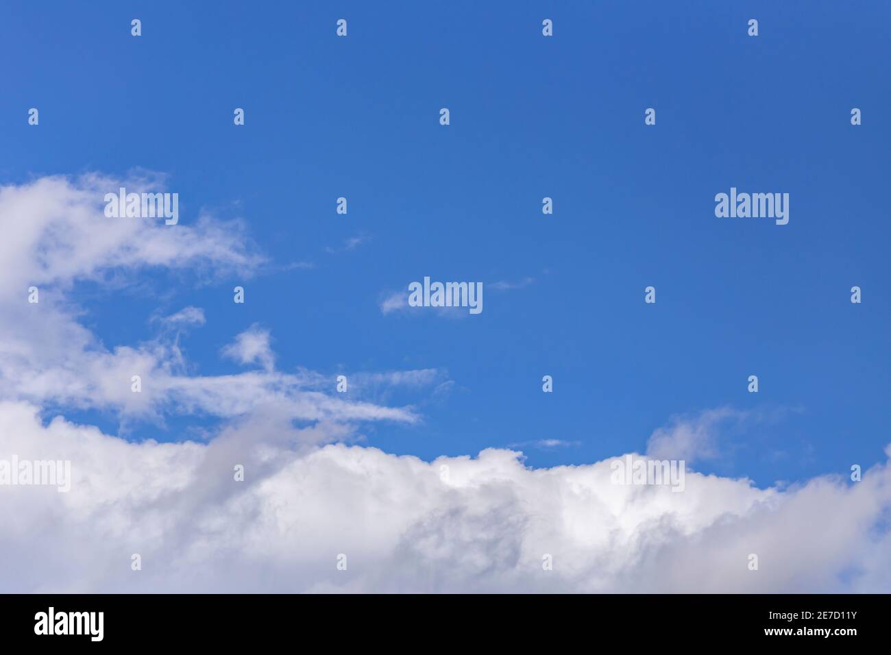 Ciel bleu avec de beaux nuages en Turquie. Banque D'Images