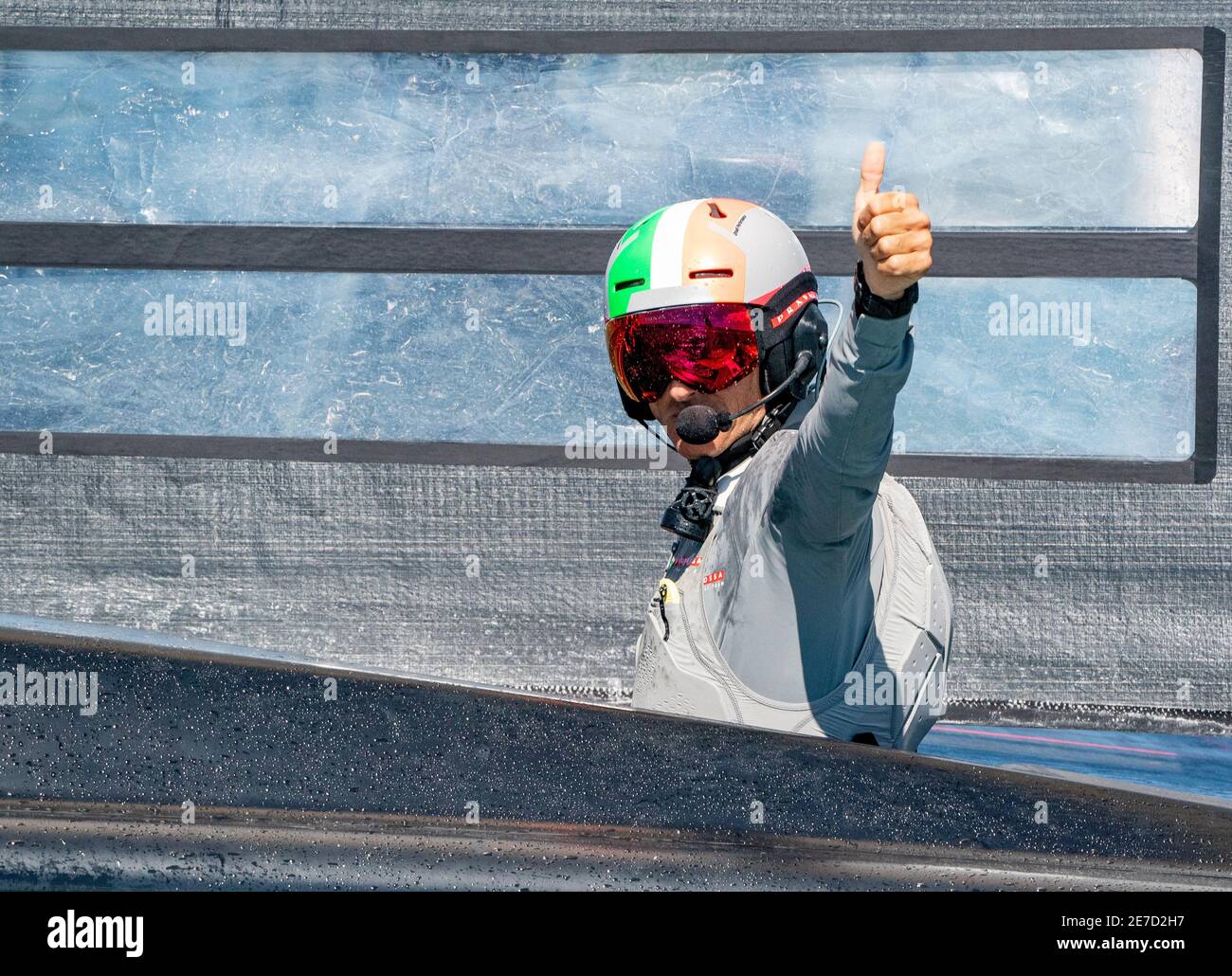 Auckland, Nouvelle-Zélande, le 30 janvier 2021 - l'équipe italienne Luna Rossa Prada Pirelli, broquée par Max Sirena, remporte en 4-0 la victoire sur l'équipe New York Yacht Club American Magic sur Patriot, Glissé par Terry Hutchinson et porté par Dean Barker après la demi-finale de la coupe Prada sur le port de Waitemata à Auckland. La photo montre l'helmsman conjoint Francesco Bruni en train de celbrater leur victoire. L'équipe italienne a remporté les deux courses aujourd'hui et progresse vers la finale de la coupe Prada, à partir du 12 février, où elle rencontrera le bateau de l'équipe INEOS britannique Britannia, spipped par Sir Ben Ainslie crédit: Rob Taggart/Alamy Live News Banque D'Images