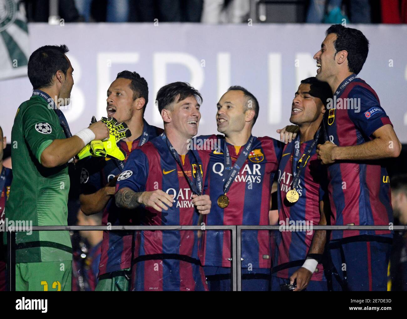 BERLIN, ALLEMAGNE - 6 JUIN 2015 : joueurs de Barcelone photographiés lors de la cérémonie de remise des prix qui a eu lieu après la finale de la Ligue des champions de l'UEFA 2014/15 entre Juventus Torino et le FC Barcelone à l'Olympiastadion. Banque D'Images