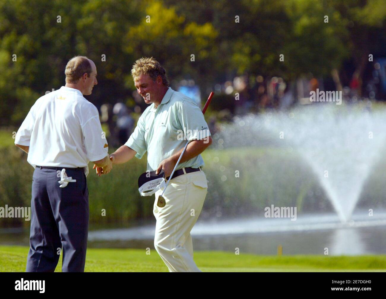 Jim Furyk (L) des États-Unis serre la main avec Darren Clarke (R) de Grande-Bretagne au 18e trou pendant le deuxième tour du défi de golf Sun City de 4 millions de dollars à Sun City, à l'ouest de Johannesburg, en Afrique du Sud le 2 décembre 2005. REUTERS/Juma Ngwenya Banque D'Images