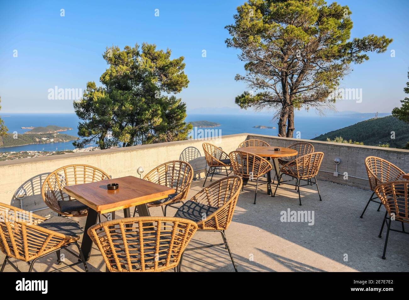 Cave de vinification sur le toit en Grèce avec vue sur la côte ville un jour ensoleillé Banque D'Images