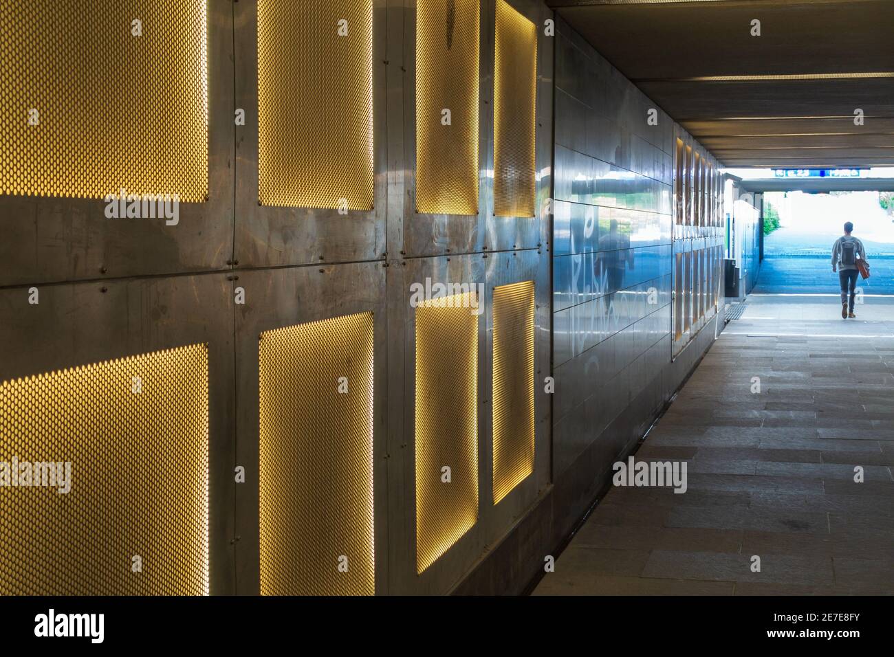 Tunnel entre la gare routière et la gare ferroviaire d'Oulu Finlande Banque D'Images
