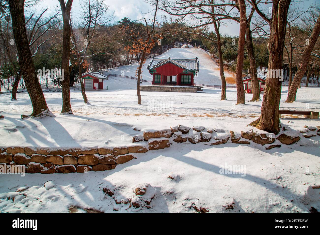 Tombe royale de Jeongneung, 28 janvier 2021 : tombe royale de Jeongneung après une chute de neige à Séoul, Corée du Sud. La tombe royale de Jeongneung est un des sites du patrimoine mondial de l'UNESCO à Séoul. C'est le tombeau royal de la reine Sindeok, deuxième consort du roi Taejo, Yi Seong-Gye (1335-1408) qui fut le fondateur et le premier roi de la dynastie Joseon (1392-1910) de Corée. (Photo de Lee Jae-Won/AFLO) (CORÉE DU SUD) Banque D'Images