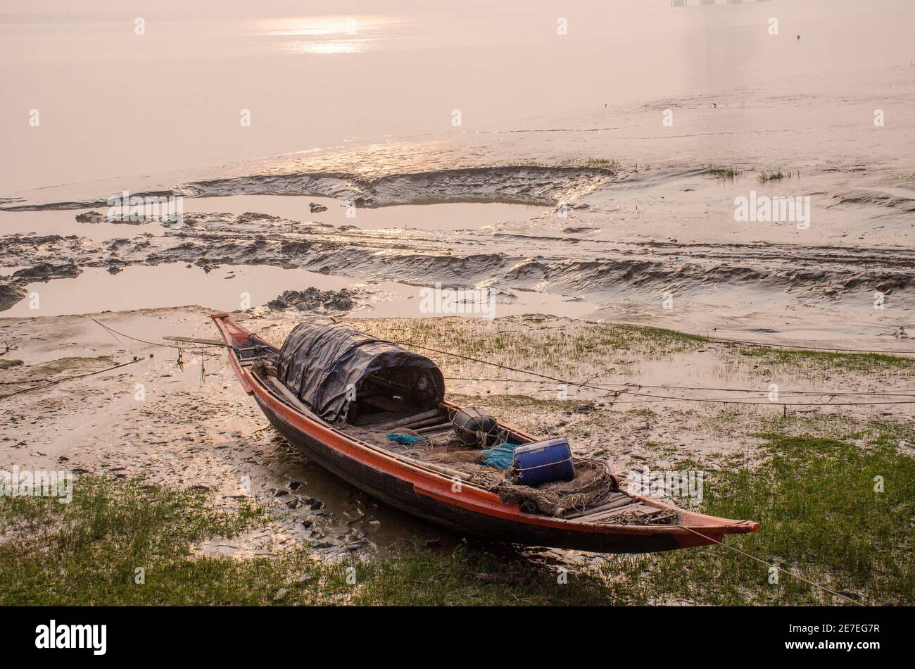 Photo de l'après-midi d'hiver à Diamond Harbour. En quittant l'horizon, le soleil se couche avec sa lueur d'or sur les rives du Gange. Banque D'Images