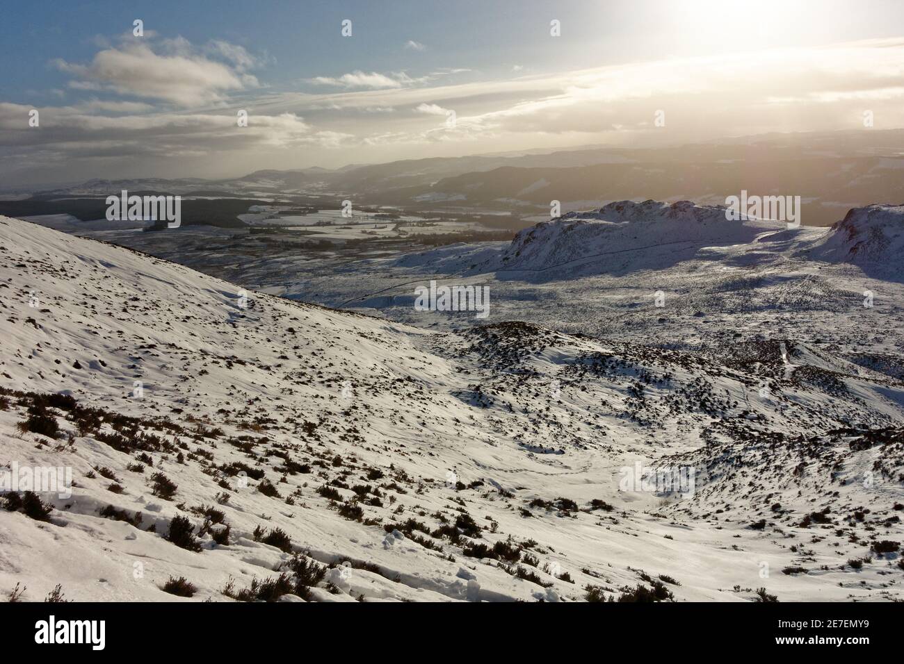 La vue depuis le chemin jusqu'au sommet de Ben Vrackie, près de Pitlochry, en direction du Loch a' Choire. Banque D'Images