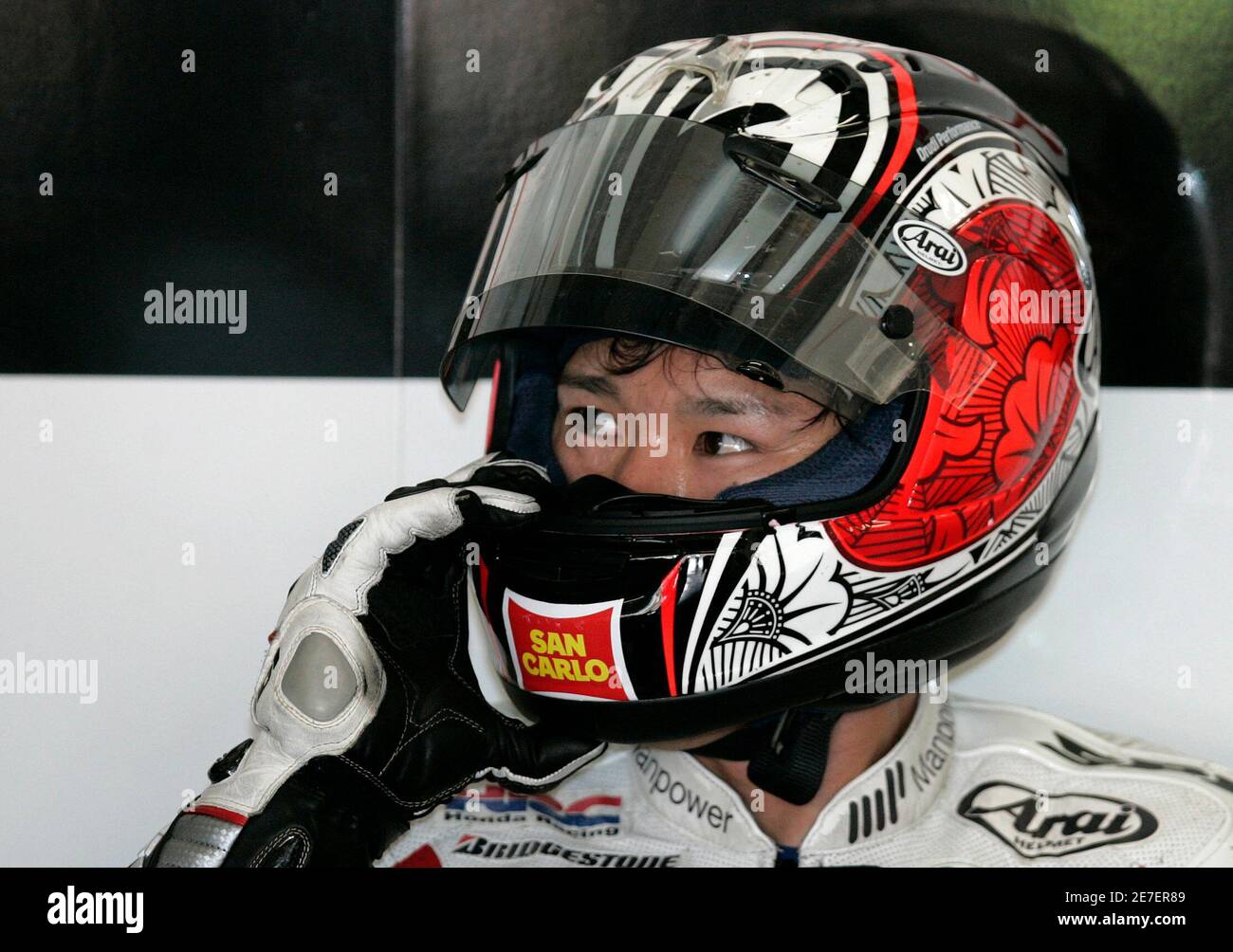 Le pilote Yamahai MotoGP Shinya Nakano, du Japon, ajuste son casque lors de  la deuxième journée de pratique du Grand Prix de Chine au circuit  international de Shanghai le 3 mai 2008.